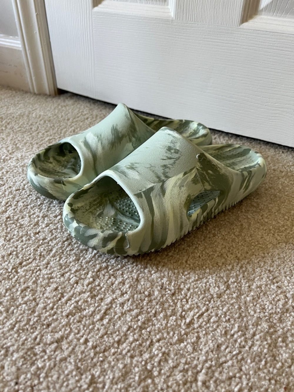 CROCS Green Marble Slide Clogs